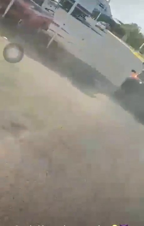 Civiles Armados A Bordo De Camionetas Persiguiendo A Convoy Del Ejército Mexicano En Nueva