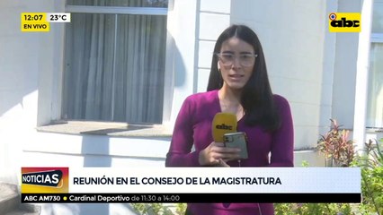 Senador se retira de sesión porque alega que buscan beneficiar al cartismo