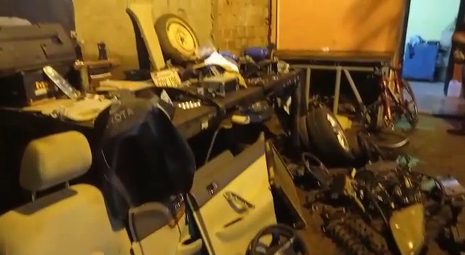 Allanan aguantadero de vehículos robados e incautan evidencias