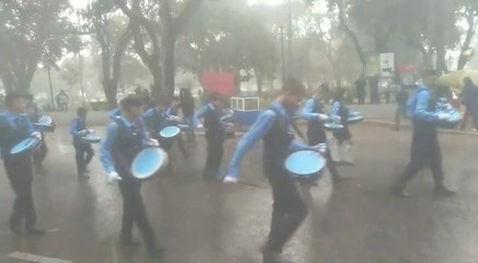 Niños y jóvenes desfilaron bajo la lluvia en Pedro Juan Caballero