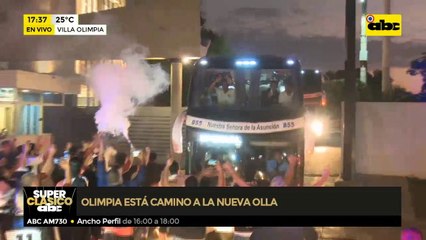 El bus del Decano moviéndose en camino a la nueva olla azulgrana para el definitorio Superclásico