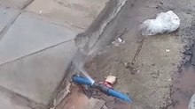 Caño roto que pierde agua