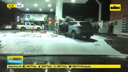 Camioneta colisiona brutalmente contra expendedora de servicentro
