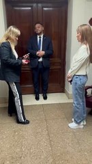 Di Tullio y López, frente a uno de los guardias de seguridad