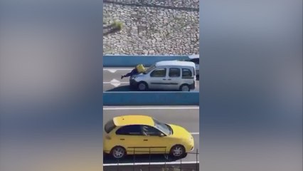 Una furgoneta atropella a un repartidor y conduce durante tres kilómetros con él en el capó