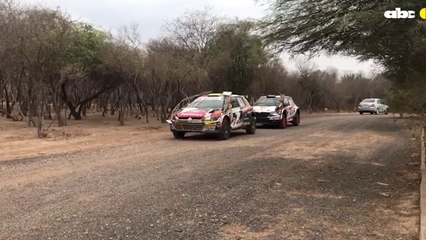 Los autos ingresan a las verificaciones en el parque cerrado en la víspera del rally del chaco