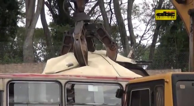 Destrucción de buses chatarra para renovación de flota (Archivo- agosto 2015)