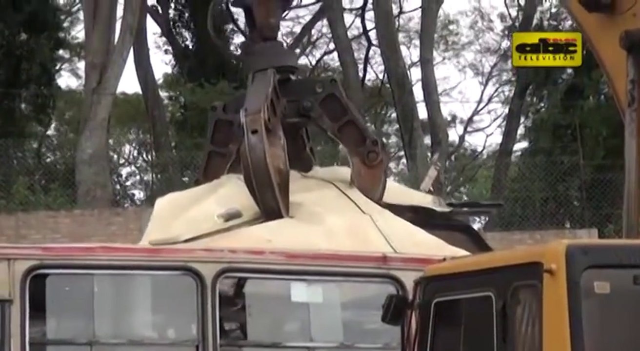 Destrucción de buses "chatarra" para renovación de flota (Archivo- agosto 2015)
