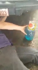 Encuentran combustible de contrabando en bidones atados debajo de carrocería