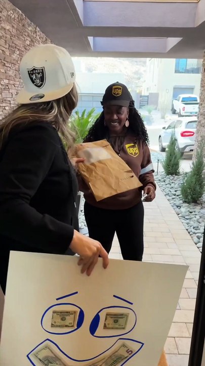 She's not just a worker, she delivers smiles!🥰😘🤩