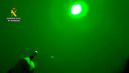 Denunciado por apuntar con un láser a aeronaves y personas