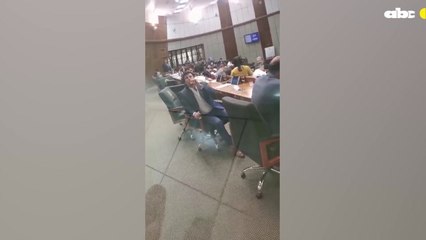 Diputados disfrutan del carrulim en plena sesión