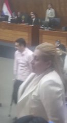 Freddy Decclessis Llegando Con Muletas A La Sesión Extraordinaria Para Tratar Juicio Político A Sandra Quiñónez