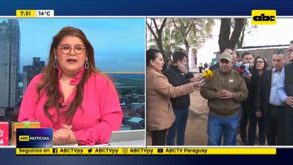 Autoridades municipales visitan a damnificados en la plaza de Armas.