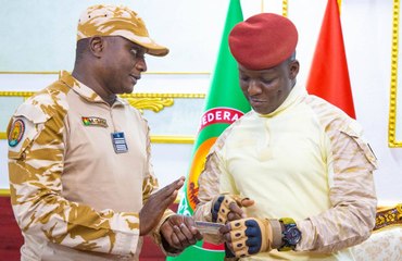 AES : Le Capitaine Ibrahim TRAORÉ a reçu sa Carte d’identité biométrique de la Confédération des États du Sahel