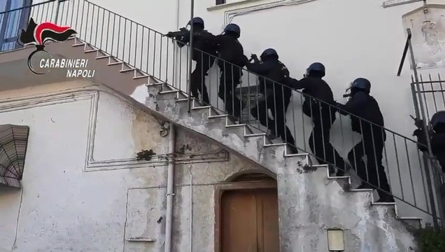 Napoli, blitz anticamorra contro clan Licciardi: 21 arresti, telefoni in cella per gestire il racket (02.12.25)