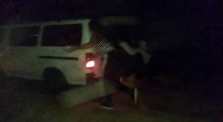 Estudiantes De Los Laureles Empujan Un Vehículo En Una De Las Rutas Que Se Encuentran En Pésimo Estado