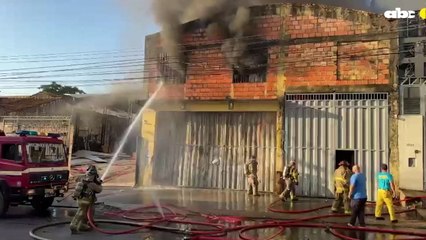 Incendio de gran magnitud en depósito del mercado 4