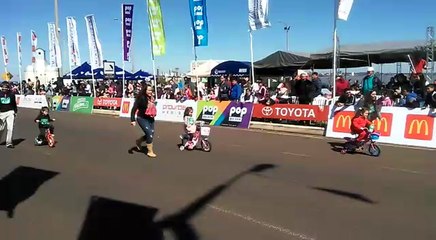 Jornada de alegría y bullicio durante carrera de triciclos en Encarnación.