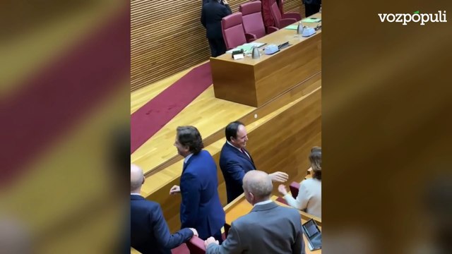 Mazón ocupa un escaño alejado del Gobierno valenciano, junto a Vox, tras dejar la Generalitat