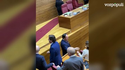 Mazón ocupa un escaño alejado del Gobierno valenciano, junto a Vox, tras dejar la Generalitat