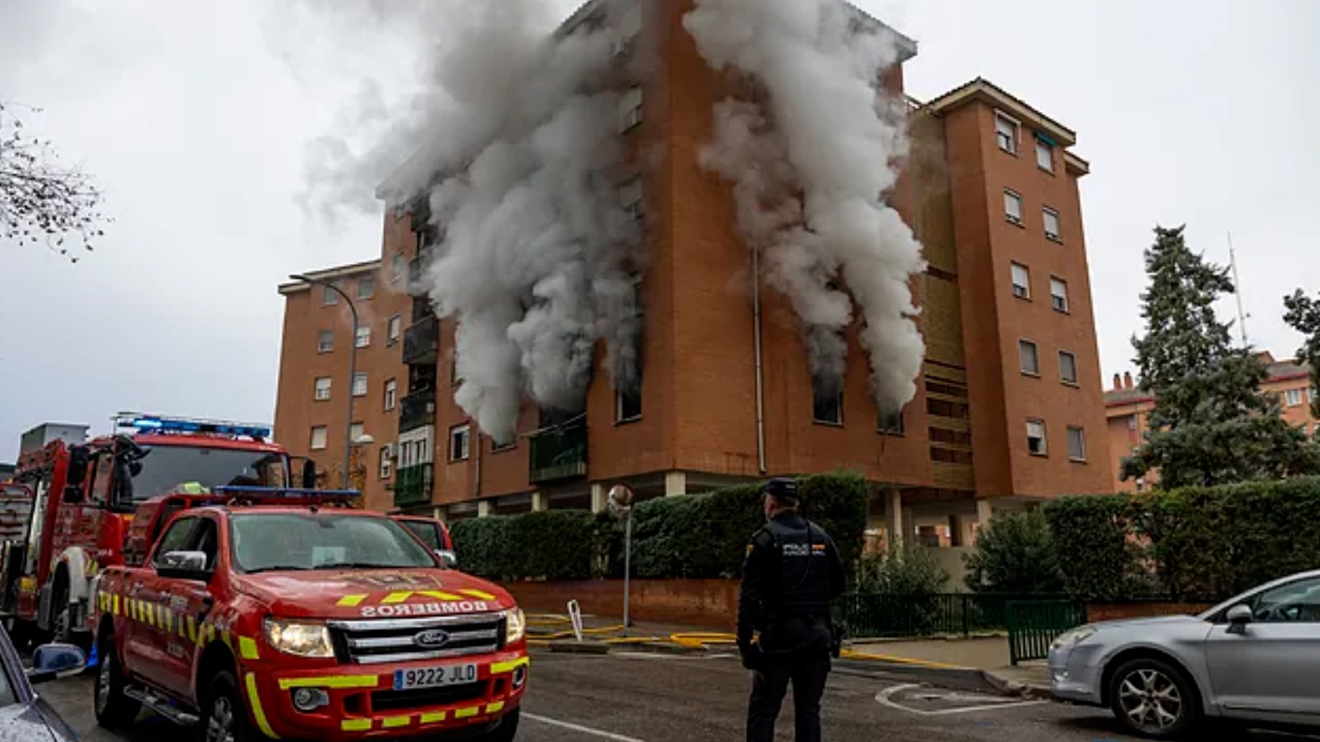Un incendio en un bloque de viviendas en Toledo dej� a un hombre de 52 a�os y dos agentes de la Polic�a Nacional heridos, siendo trasladados al Hospital Universitario de Toledo para recibir atenci�n m�dica. Afortunadamente, seg�n confirm� el alcalde Carlos Vel�zquez, no se registraron v�ctimas mortales, a pesar de la intensidad de las llamas.

El suceso tuvo lugar en un edificio ubicado en la Avenida de Portugal, aunque inicialmente se hab�a informado que el incendio ocurr�a en la ronda de Buenavista. Los bomberos, al percibir la columna de humo densa que se elevaba por la escalera, decidieron confinar a los vecinos para protegerlos del humo y evitar que ingresara a sus viviendas.

Vel�zquez destac� la r�pida actuaci�n de los bomberos y la Polic�a Nacional, que trabajaron de manera coordinada para garantizar la seguridad de los residentes. Las causas del incendio a�n est�n bajo investigaci�n. El alcalde se�al� que la polic�a cient�fica, junto con los bomberos, evaluar� los hechos para esclarecer c�mo se origin� el fuego.

Este incidente resalta la importancia de la prevenci�n de incendios y la coordinaci�n de emergencias en bloques de viviendas, as� como la rapidez de respuesta de los servicios de seguridad ante situaciones cr�ticas en Toledo.