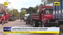 Camioneros se movilizan frente a Petropar.
