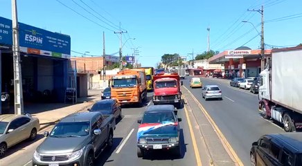 Camioneros se movilizan por ruta PY01