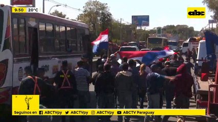 Camioneros siguen en marcha