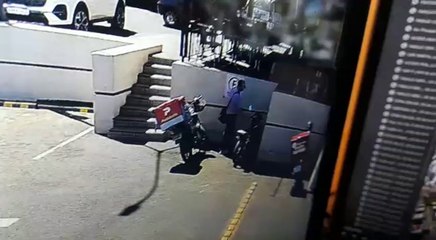 Video: sin miedo ni vergüenza se robó una moto de un shopping, pero después fue detenido