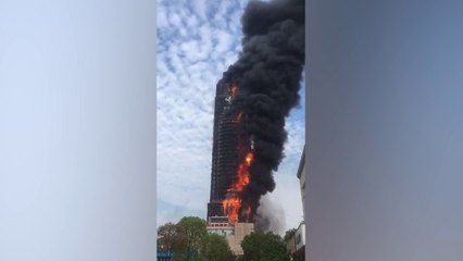 Impresionante incendio de un edificio en China