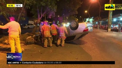 Conductor lesionado tras vuelco de vehículo