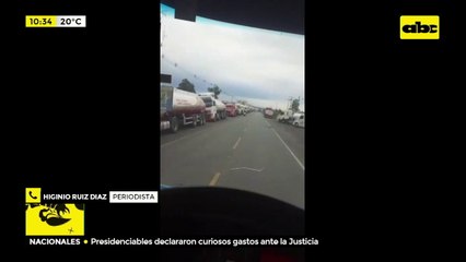 Camiones cisterna orillados sobre Acceso sur