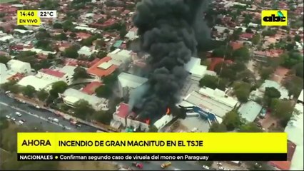 Momento En Que Se Derrumba Parte Del Edificio Incendiado Del Tsje