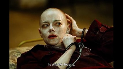 BUGONIA Film Extrait - Michelle se réveille avec le crâne rasé