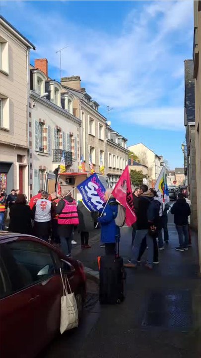 Appel à la grève du 2 décembre ; une cinquantaine de manifestants à Laval