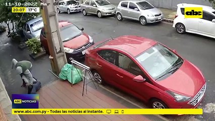 Estudiante sufre violento asalto frente a un colegio en Asunción