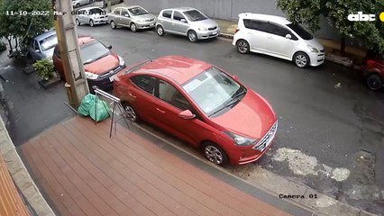 Así robaron la billetera a una joven en Asunción a plena luz del día