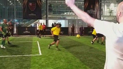 Incidentes entre jugadores de Barcelona y Olimpia en el Duelo de Leyendas