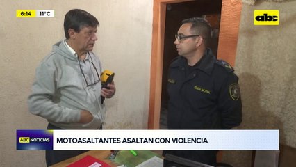 Motochorros asaltan con violencia a una mujer