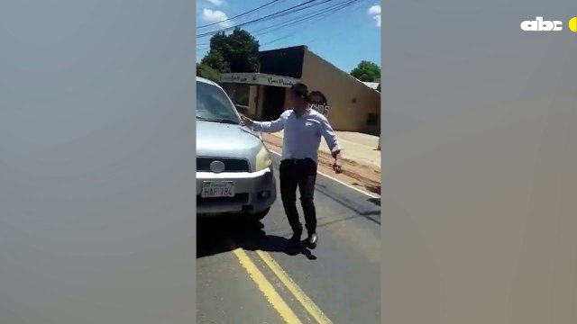 Conductores discutieron y rompieron parabrisas en Luque
