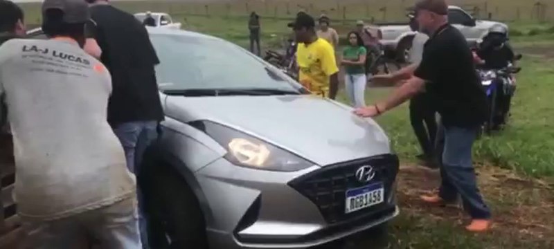 Momento En Que Abogado Realiza Disparos Al Aire Tras Quedar Atrapado Por Movilización De Camioneros Bolsonaristas
