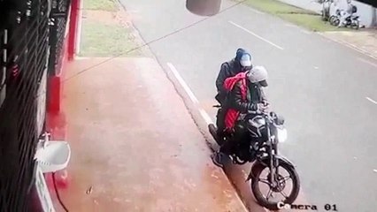 En un violento asalto motochorros llevaron una cartera