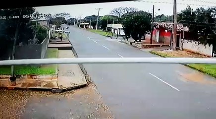 Video: “motochorros” asaltan con violencia a una mujer