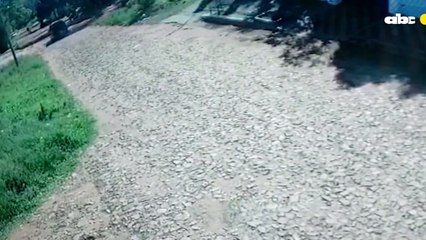 Vehículo utilizado por los asaltantes que aterrorizaron a una familia tras asaltarla en Villa Elisa