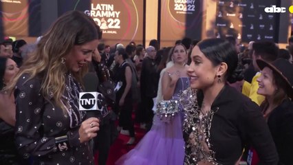 La cantante María Becerra llevó a los Latin Grammy un vestido hecho por artesanos de Paraguay