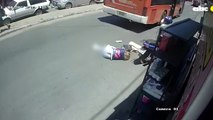 Imprudencia deja a una mujer bajo las ruedas de un colectivo