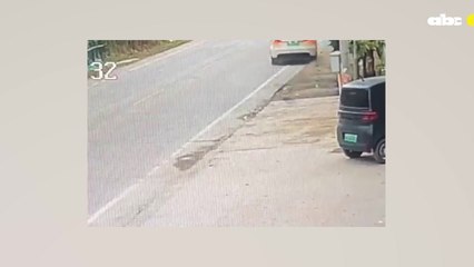 Tesla fuera de control embiste a dos personas en China