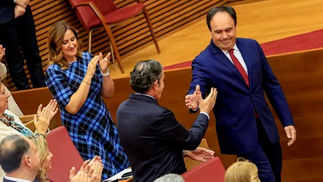 Llorca asume la presidencia de la Generalitat y pide perdón por la DANA en su primer discurso