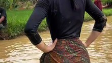 Neng mumun village girl is the most passionate looking for fish😂